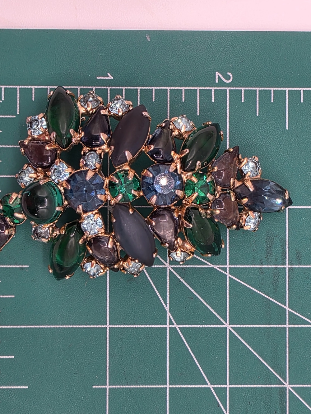 Vintage KARU ARKE Inc. Emerald & Teal Crystal Leaf Brooch - Picture 12 of 15